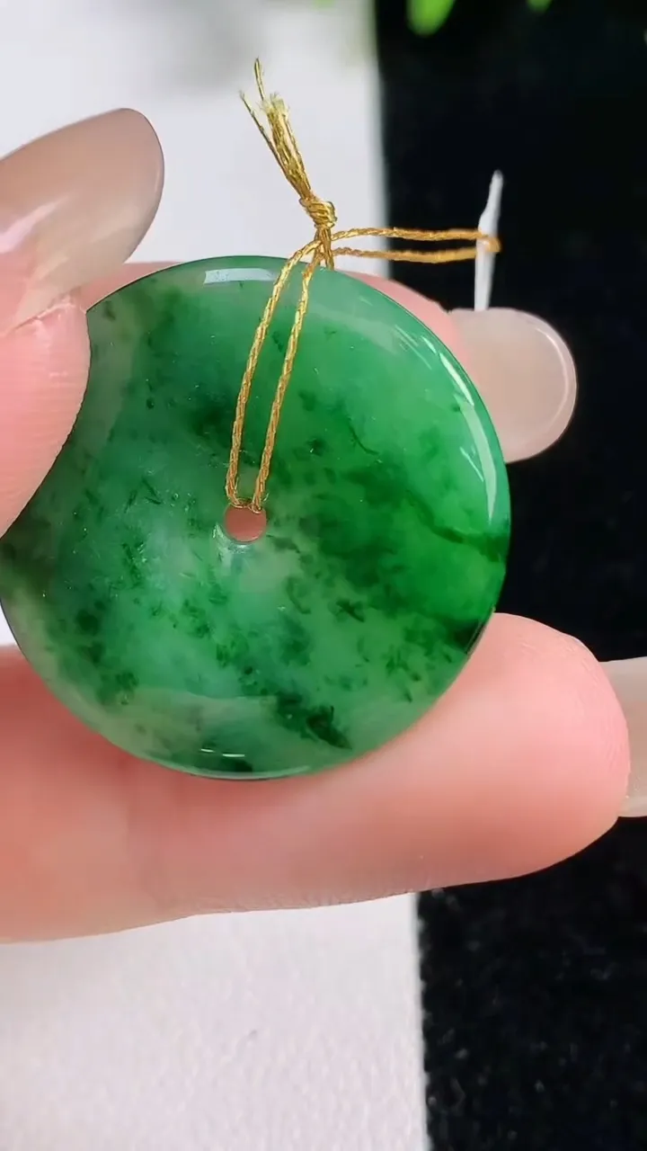 天然A货翡翠平安扣吊坠，尺寸25.2-3.7，重量:5.28g
9月17日