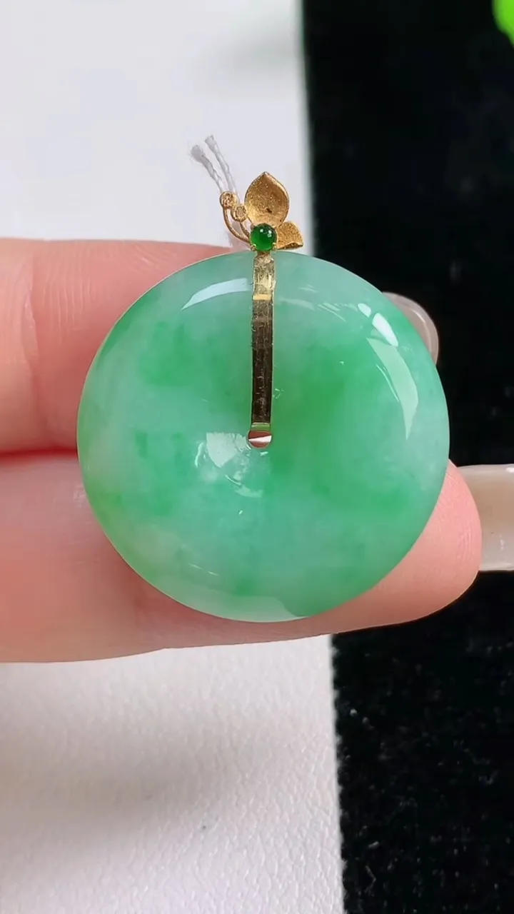 天然A货翡翠平安扣吊坠，尺寸24.5-6.2，重量:8.17g
9月17日