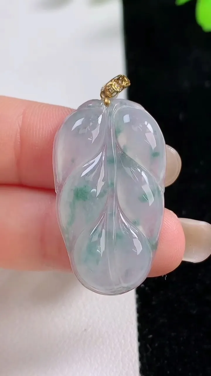 天然A货翡翠种飘花金枝玉叶 叶子吊坠，尺寸32.8-19-3.6，重量:4.49g
9月17日