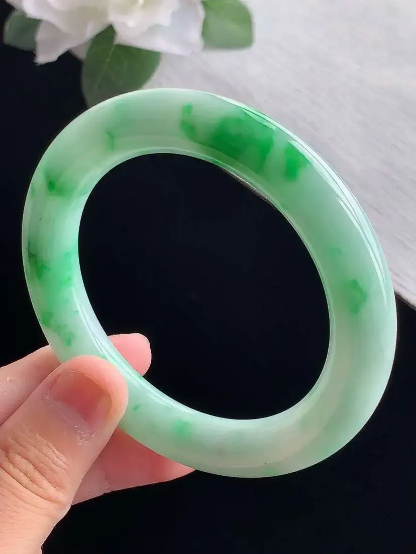 a货翡翠老坑冰种飘绿圆条手镯55-56圈口  尺寸55×10.6mm 重量61.32g 0916