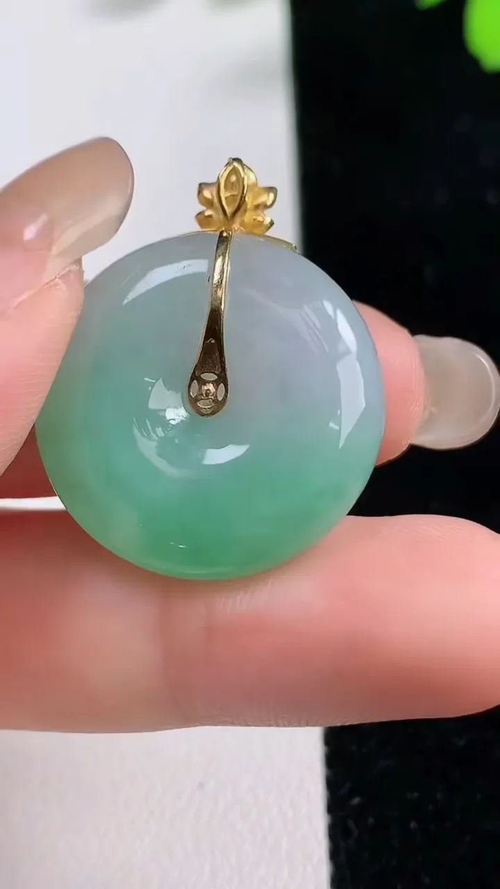 天然A货翡翠平安扣吊坠，尺寸23.3-6.7，重量:8.36g
9月17日