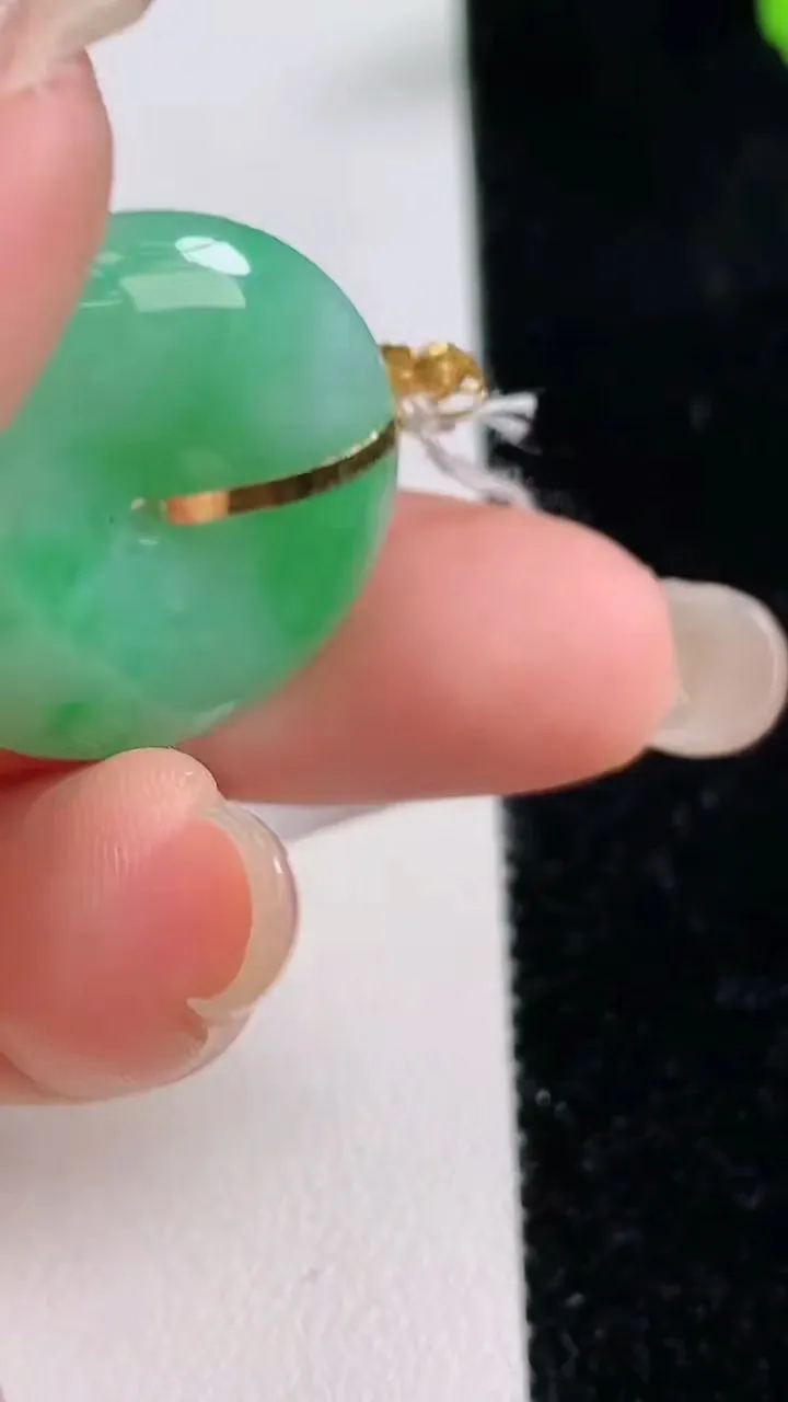天然A货翡翠平安扣吊坠，尺寸24.5-6.2，重量:8.17g
9月17日