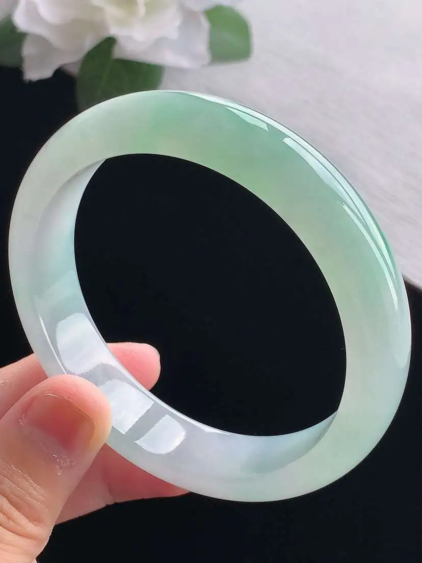 a货翡翠老坑冰种飘绿正装正圈手镯57-58圈口  尺寸57.6×13.4×7.6mm 重量58.85