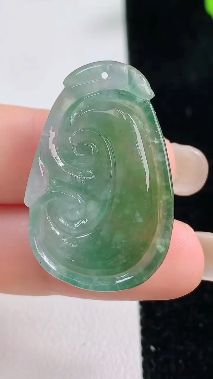 天然A货翡翠如意吊坠，尺寸33.2-21-5.7，重量:7.89g
9月17日