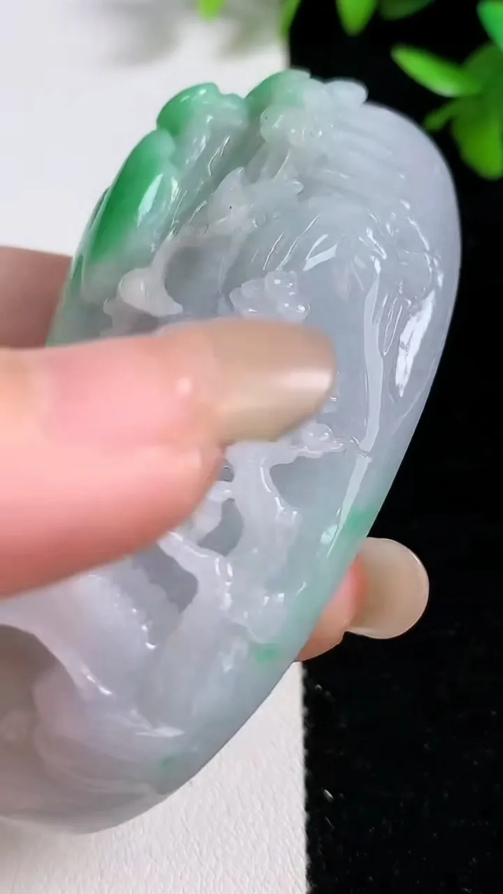 天然A货翡翠山水牌吊坠，尺寸73-39-16，重:87.50g
9月17日