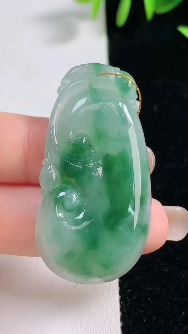 天然A货翡翠如意吊坠，尺寸46.6-23.4-4.8，重量:11.20g
9月17日