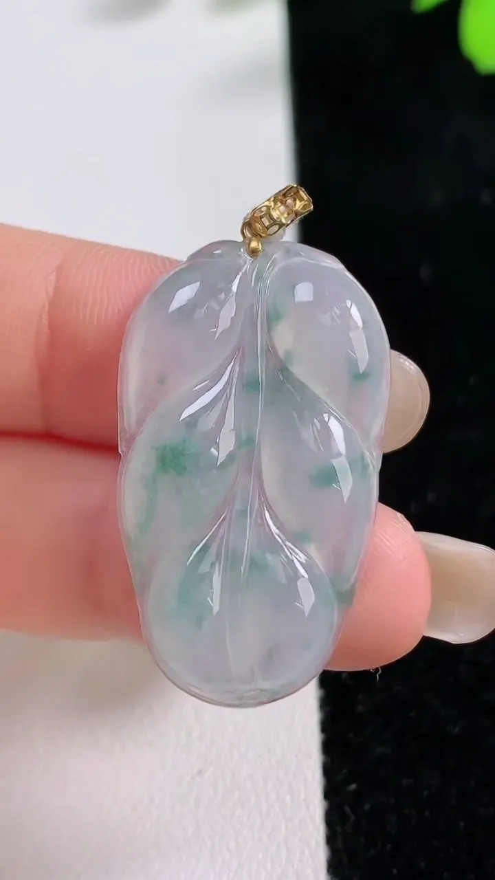 天然A货翡翠种飘花金枝玉叶 叶子吊坠，尺寸32.8-19-3.6，重量:4.49g
9月17日