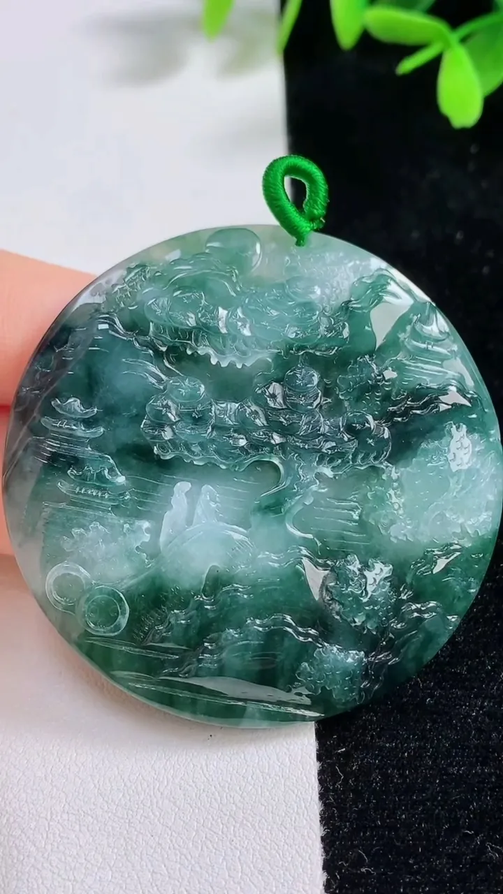 天然A货翡翠牌吊坠，尺寸51.6-6，重量:35.40g
9月17日