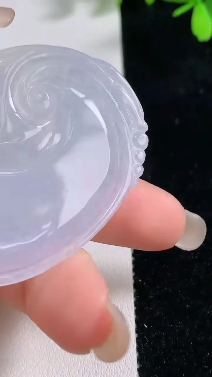 天然A货翡翠紫罗兰如意吊坠，尺寸52.4-40.5-5.5，重量:21.85g
9月17日