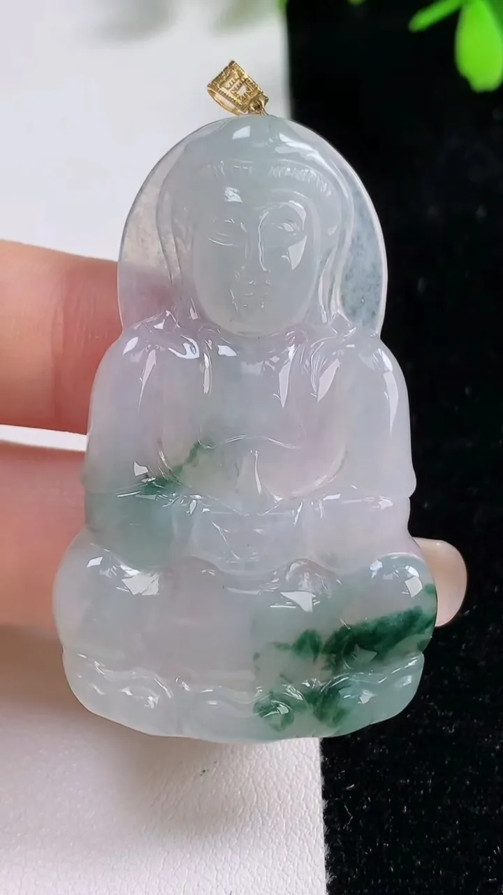 天然A货翡翠种飘花正装观音菩萨吊坠，尺寸51.5-31.2-4.4，重量:13.20g
9月17日