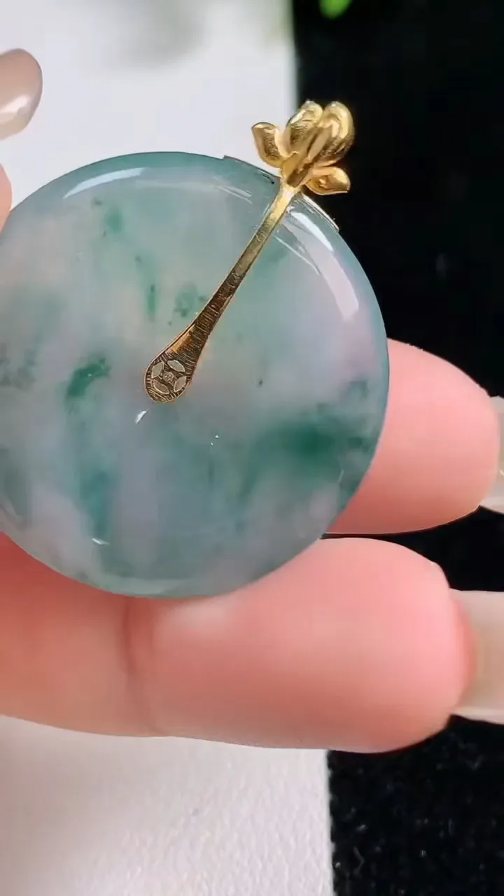 天然A货翡翠种飘花平安扣吊坠，尺寸29-4.4，重量:8.42g
9月17日