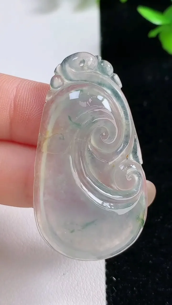 天然A货翡翠冰种飘花如意吊坠，尺寸48-26-5.5，重:10.77g
9月17日