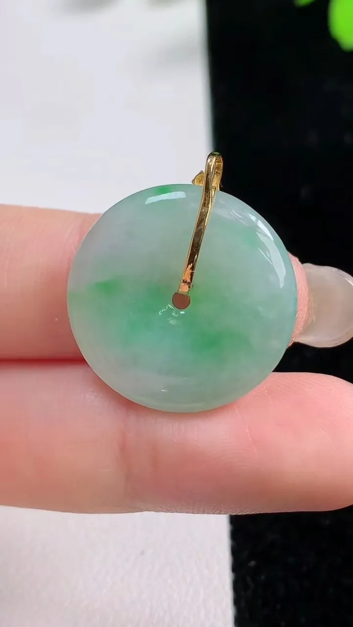 天然A货翡翠平安扣吊坠，尺寸21.6-3.8，重量:4.07g
9月17日
