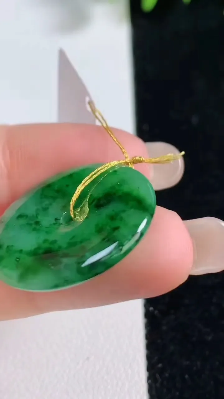 天然A货翡翠平安扣吊坠，尺寸25.2-3.7，重量:5.28g
9月17日
