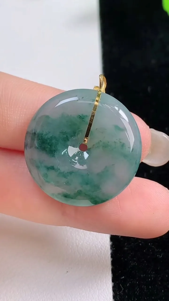 天然A货翡翠种飘花平安扣吊坠，尺寸25-4.5，重量:6.17g
9月17日