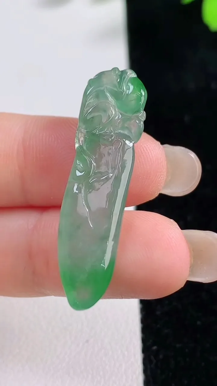 天然A货翡翠福瓜吊坠，尺寸37-9.3-5，重量:3.74g
9月17日