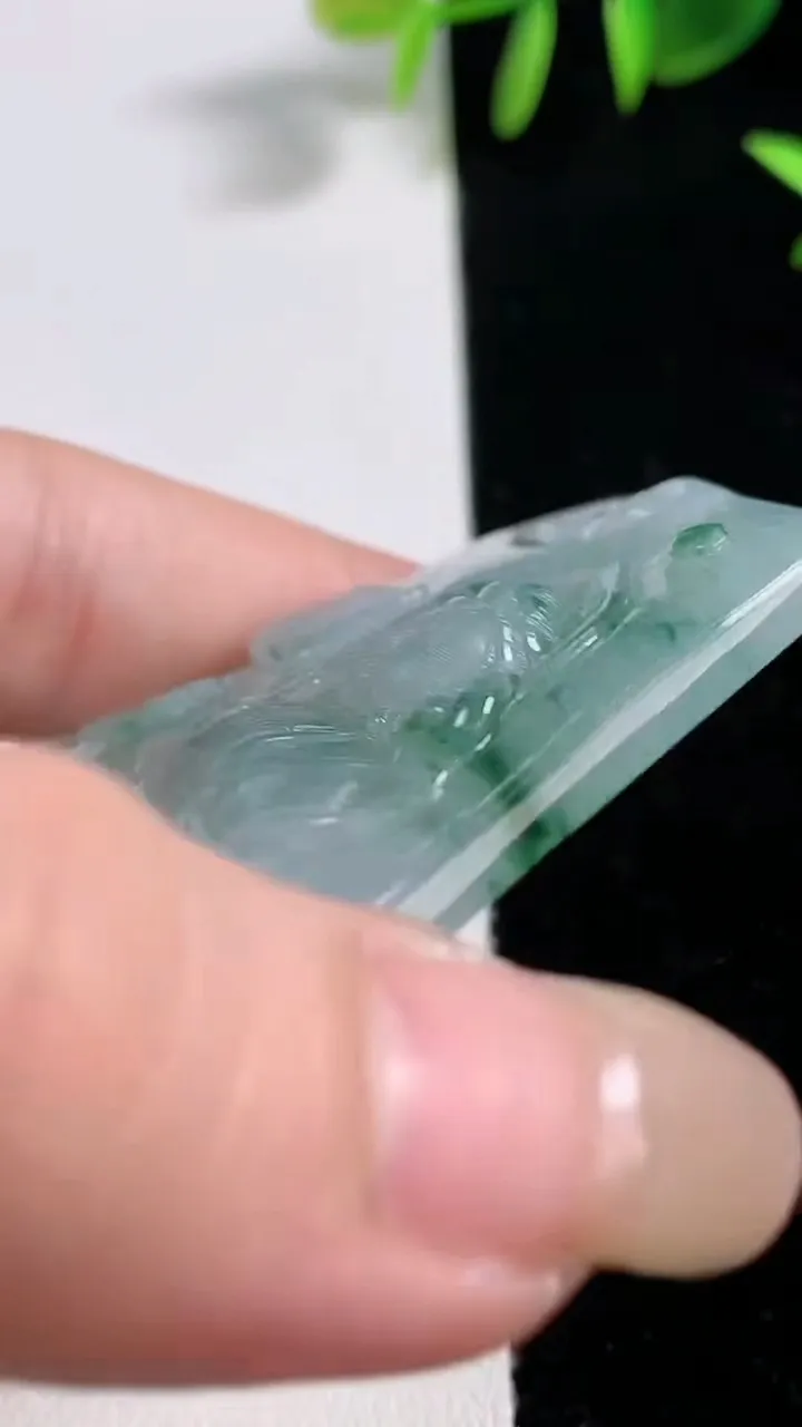 天然A货翡翠冰种飘花大势至观音菩萨吊坠，尺寸62.3-48.2-7.2，重量:40.00g
9月17日