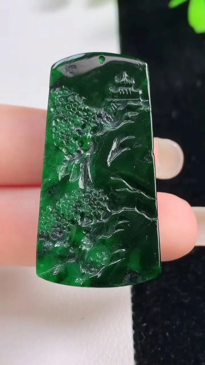 天然A货翡翠山水牌吊坠，尺寸42.3-21.4-6.3，重量:15.20g
9月17日