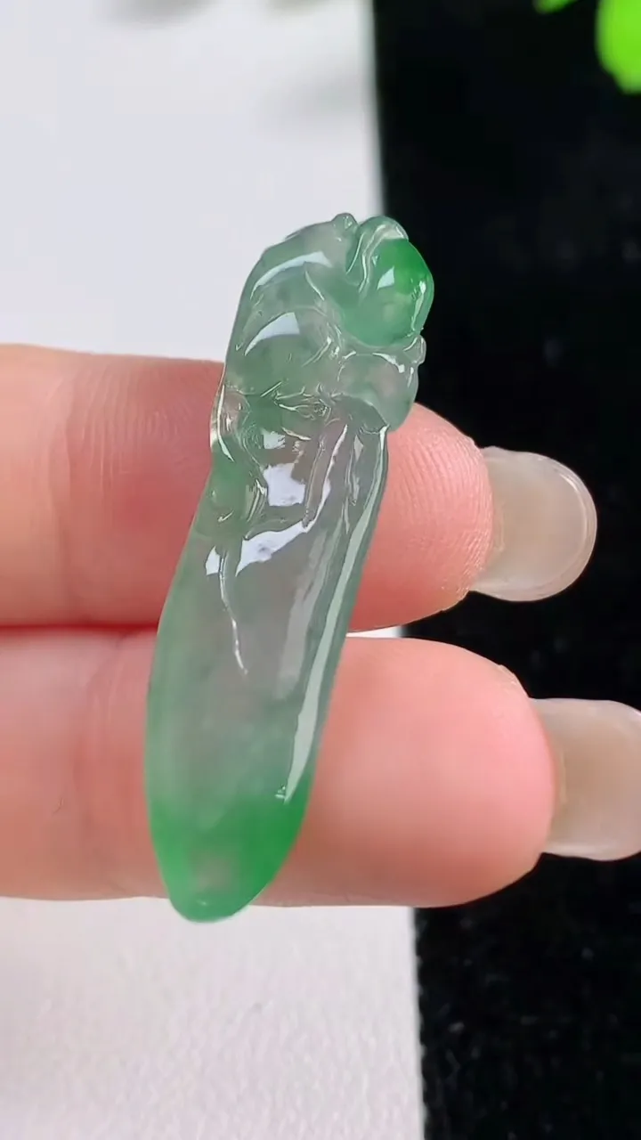 天然A货翡翠福瓜吊坠，尺寸37-9.3-5，重量:3.74g
9月17日