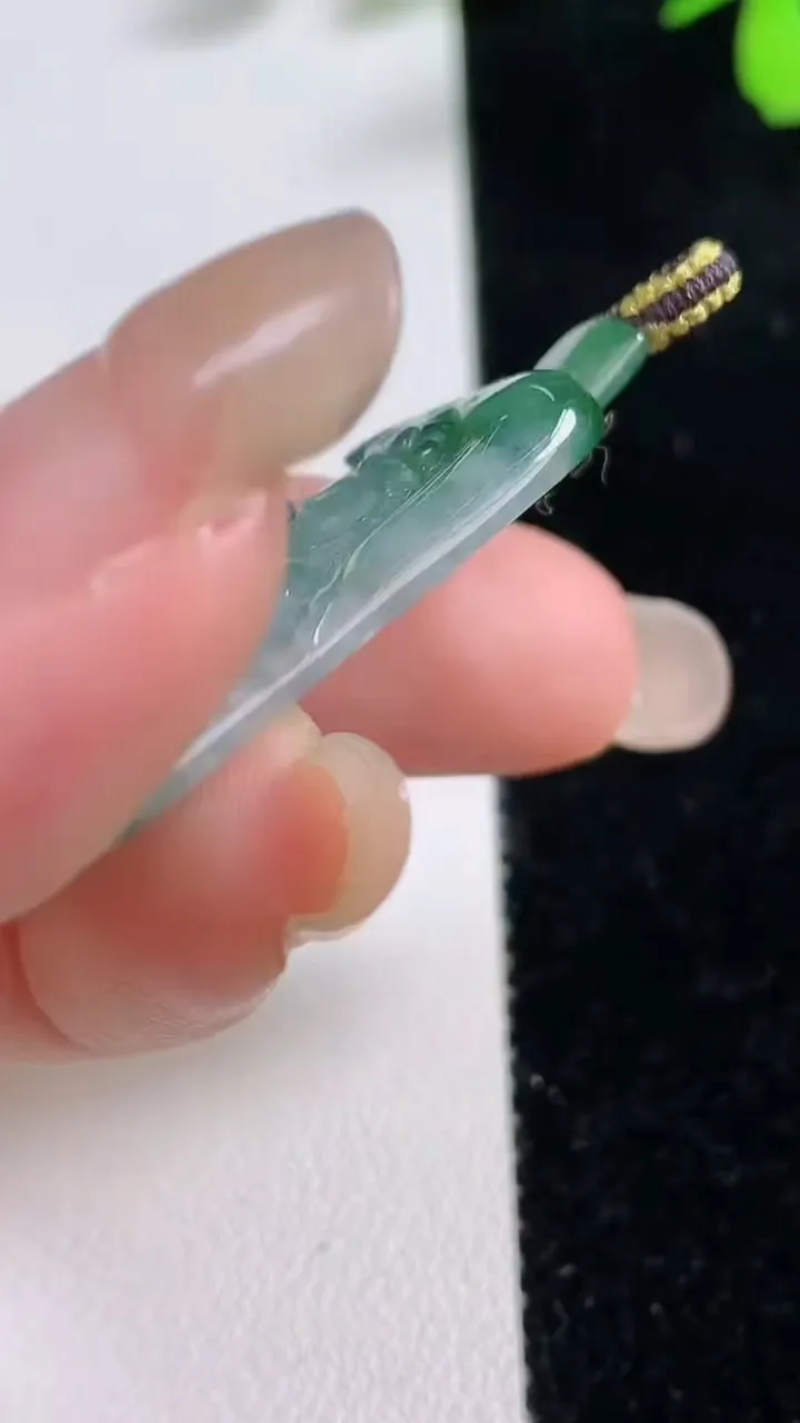 天然A货翡翠大势至观音菩萨吊坠，尺寸33.4-25.7-4.6，重量:8.79g
9月17日