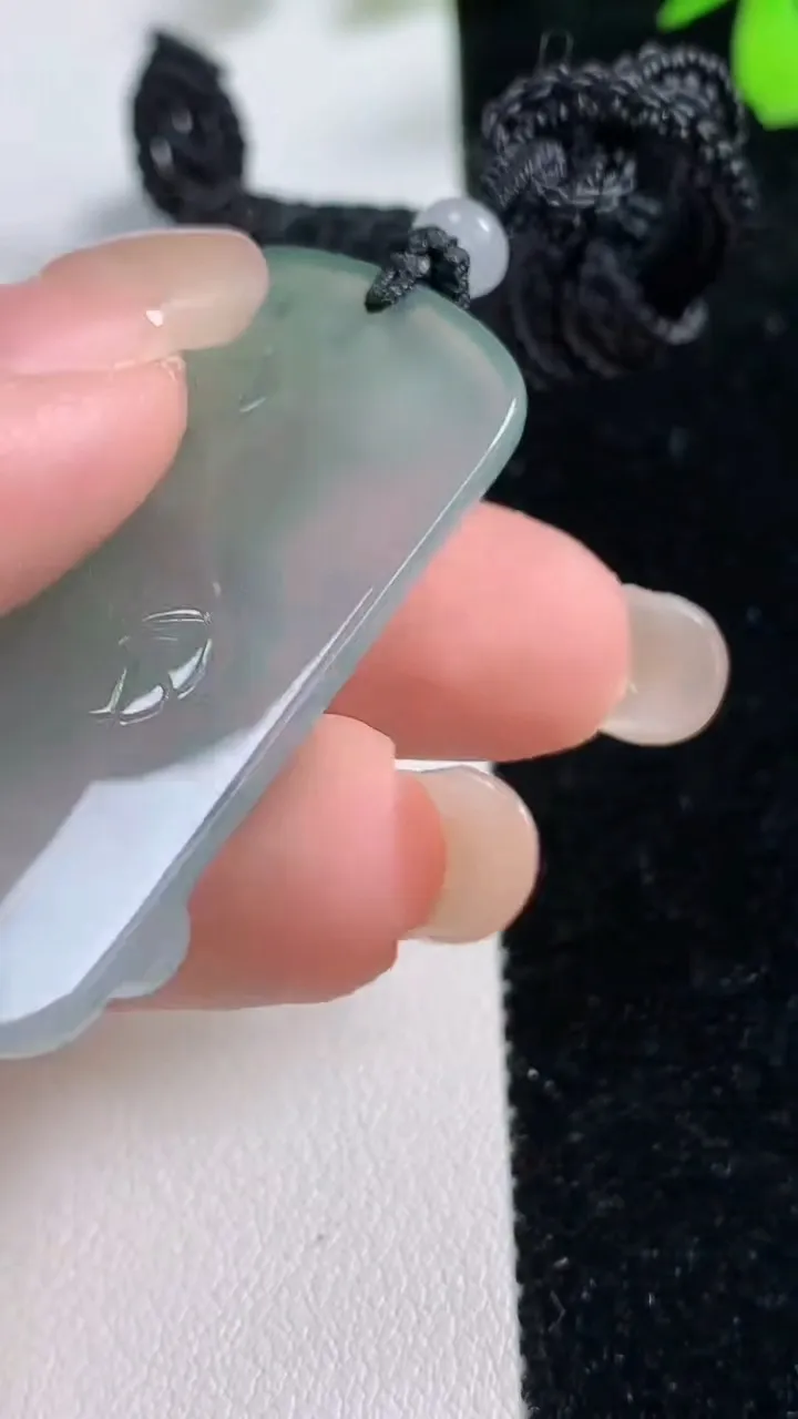 天然A货翡翠冰种飘花大势至观音菩萨吊坠，尺寸46-24-5.5，重量:16.77g
9月17日