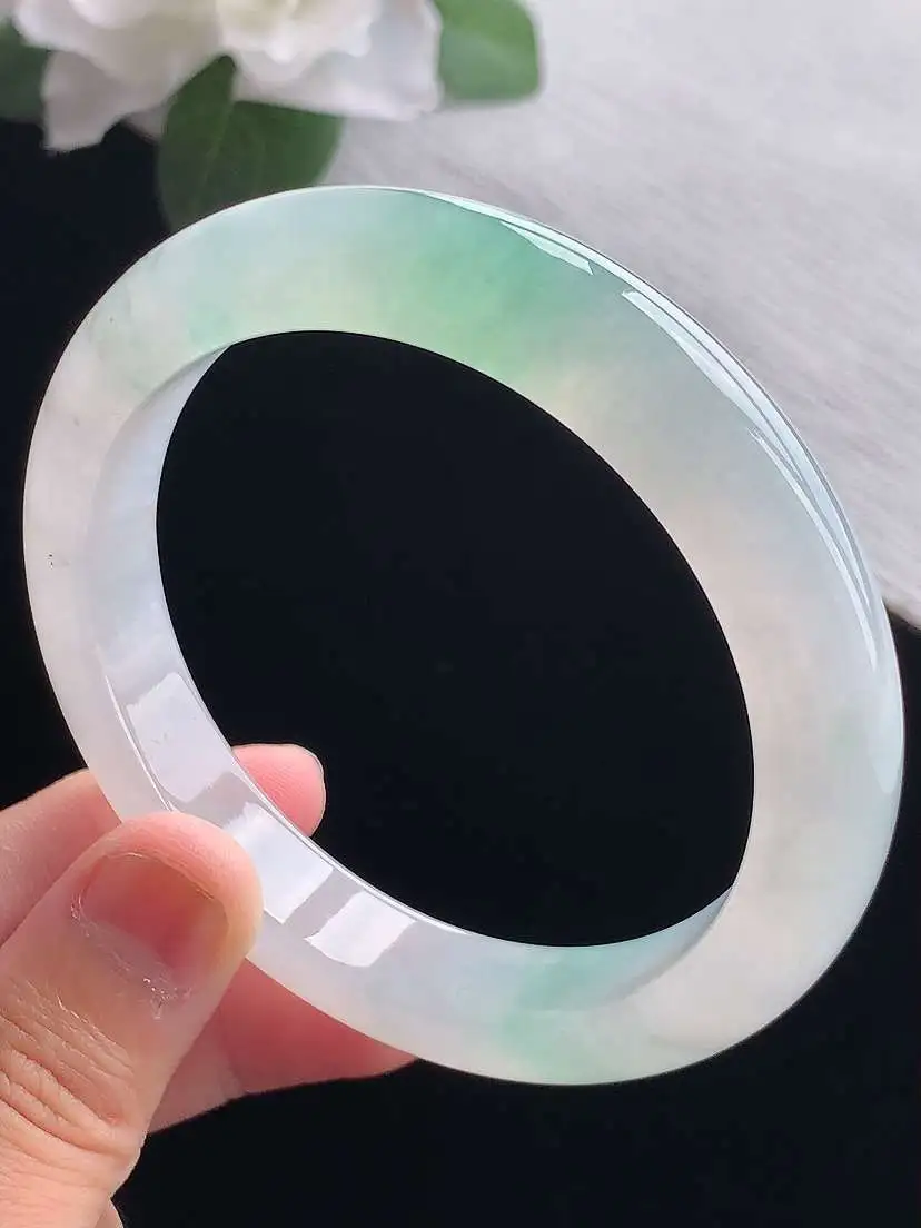 a货翡翠老坑冰种飘绿正装正圈手镯59-60大圈口，尺寸59.2×11.8×8.8mm 重量62.40