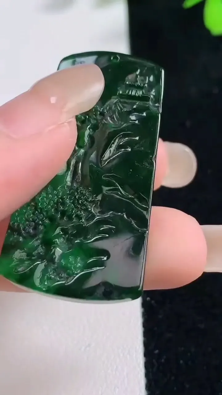 天然A货翡翠山水牌吊坠，尺寸42.3-21.4-6.3，重量:15.20g
9月17日