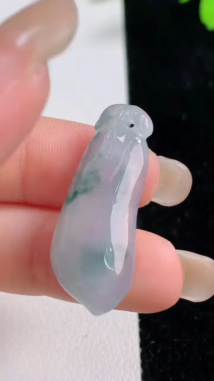 天然A货翡翠冰种飘花福瓜吊坠，尺寸33-13.5-5.5，重量:4.26g
9月17日