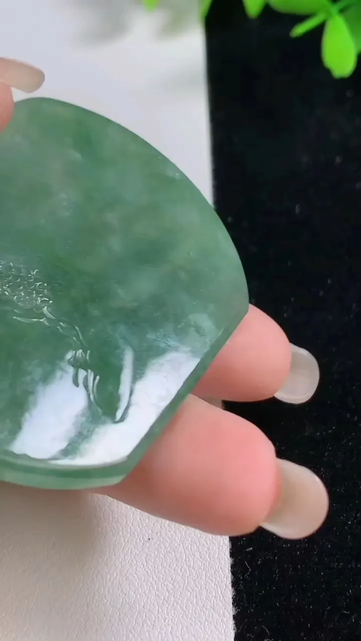 天然A货翡翠山水牌吊坠，尺寸53.8-47-4.4，重量:30.22g
9月17日