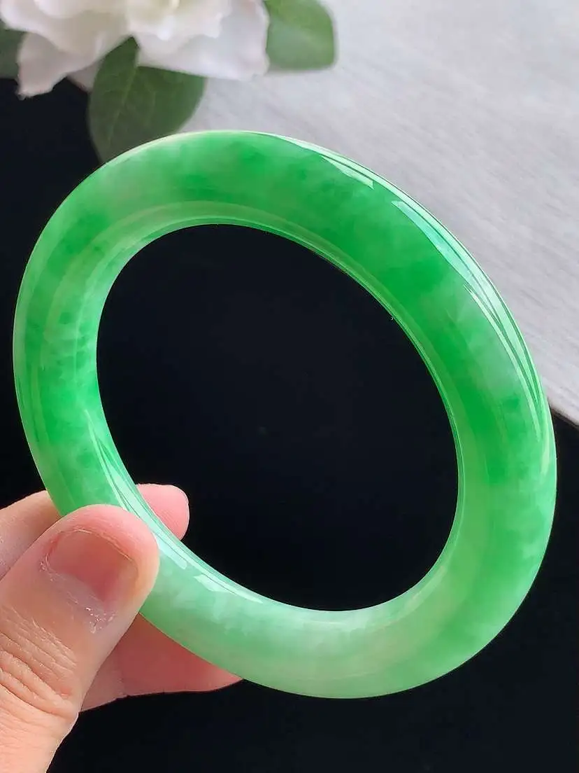 a货翡翠老坑冰种飘绿圆条手镯55-56圈口，尺寸55.5×10.7mm 重量67.60g 0916