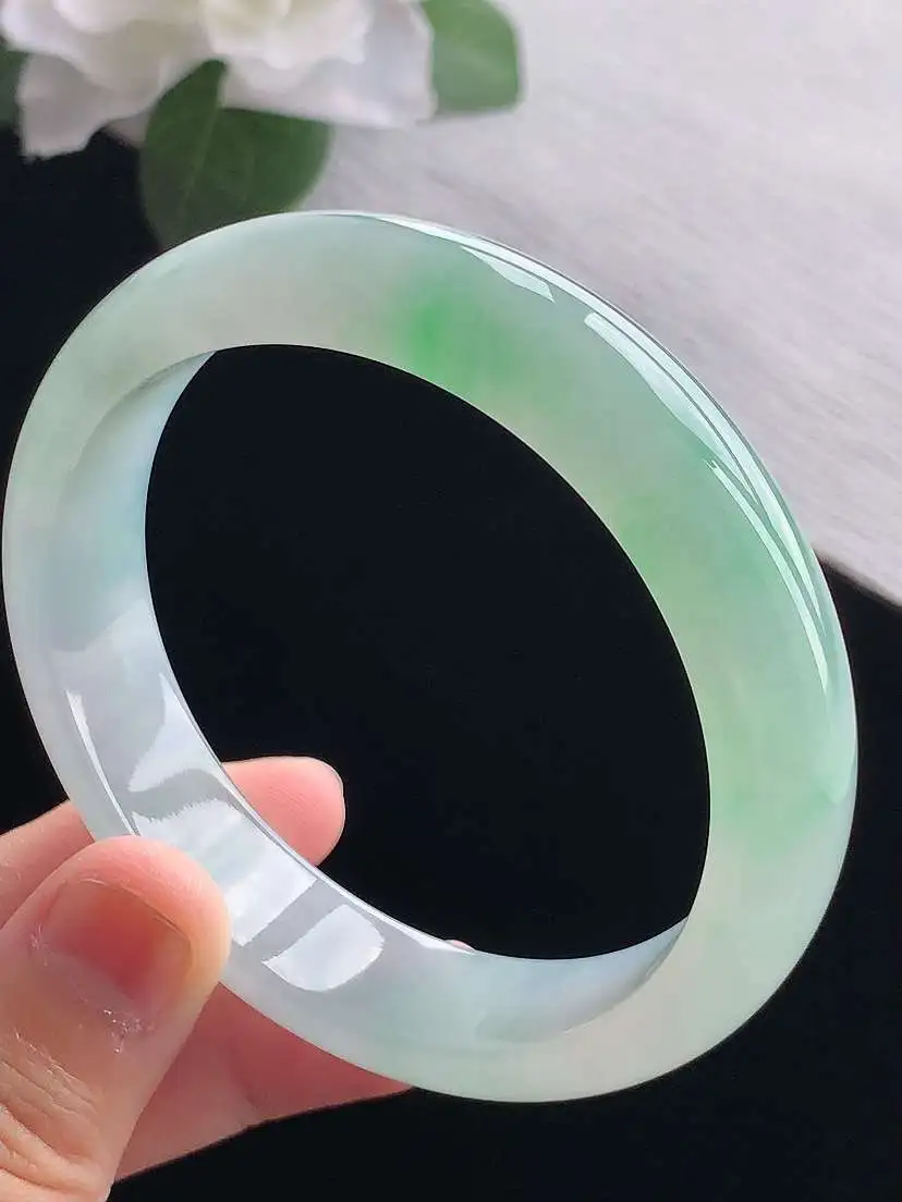 a货翡翠老坑冰种飘绿正装正圈手镯57-58圈口  尺寸57.6×13.4×7.6mm 重量58.85