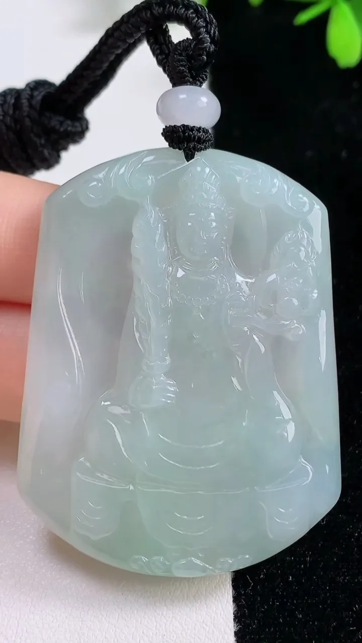 天然A货翡翠虚空藏菩萨吊坠，尺寸52.3-39.2-5，重量:29.67g
9月17日