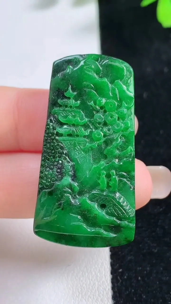 天然A货翡翠山水牌吊坠，尺寸42.3-21.4-6.3，重量:15.20g
9月17日