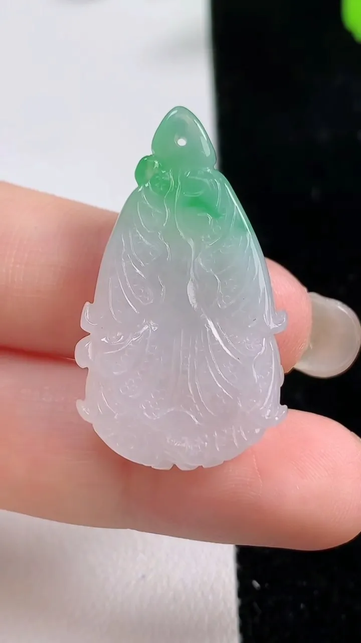 天然A货翡翠白菜吊坠，尺寸33.6-19.8-5.3，重量:6.53g
9月17日