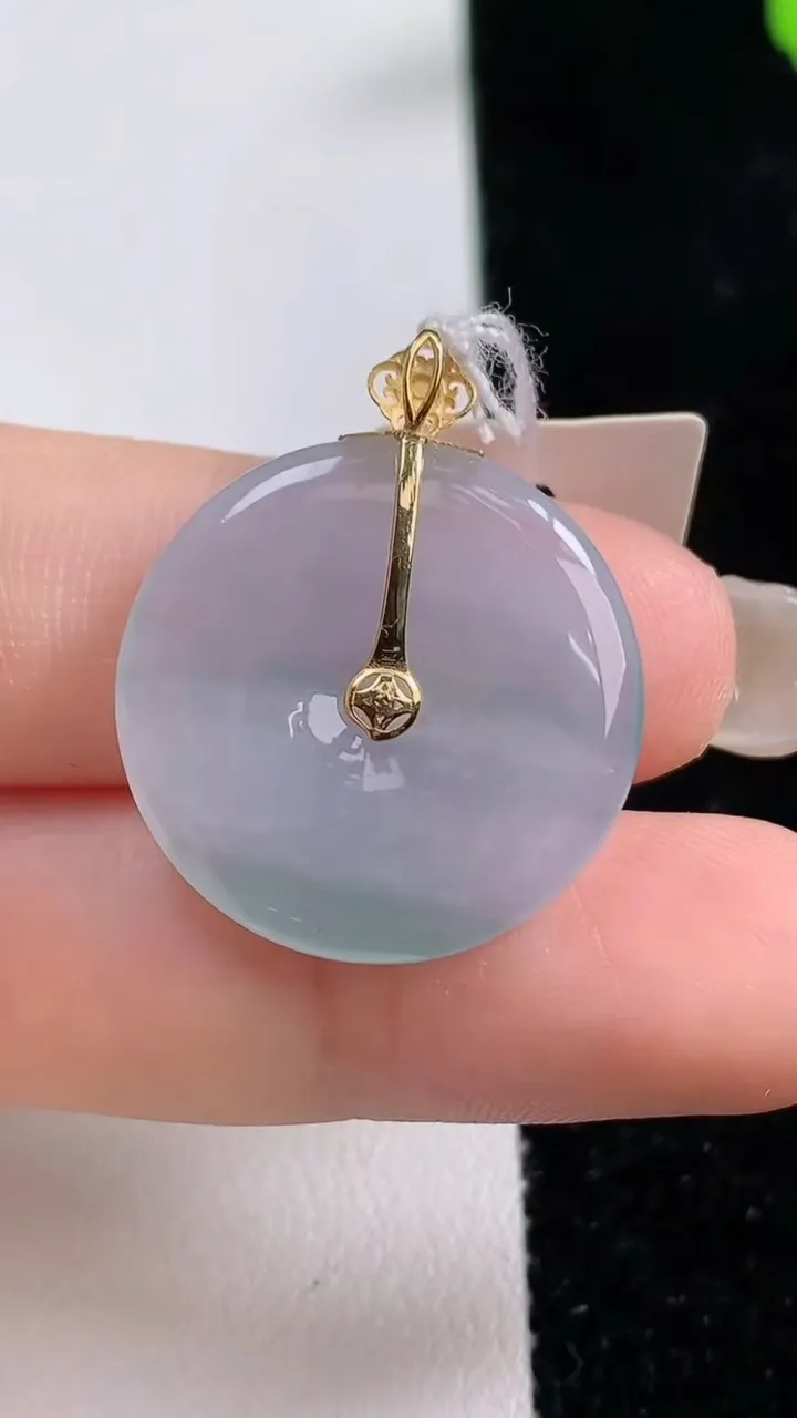 天然A货翡翠平安扣吊坠，尺寸22.5-3.5，重量:4.27g
9月17日