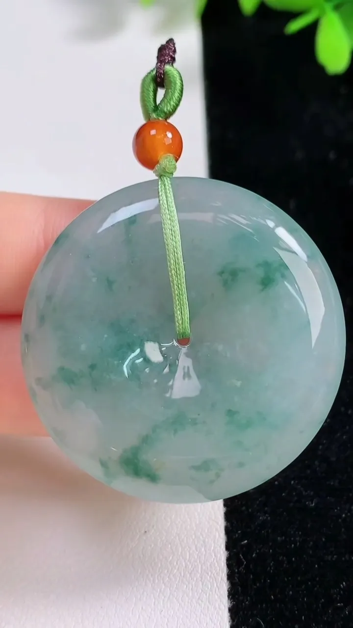 天然A货翡翠冰种飘花平安扣吊坠，尺寸38.8-6.7，重量:22.14g
9月17日