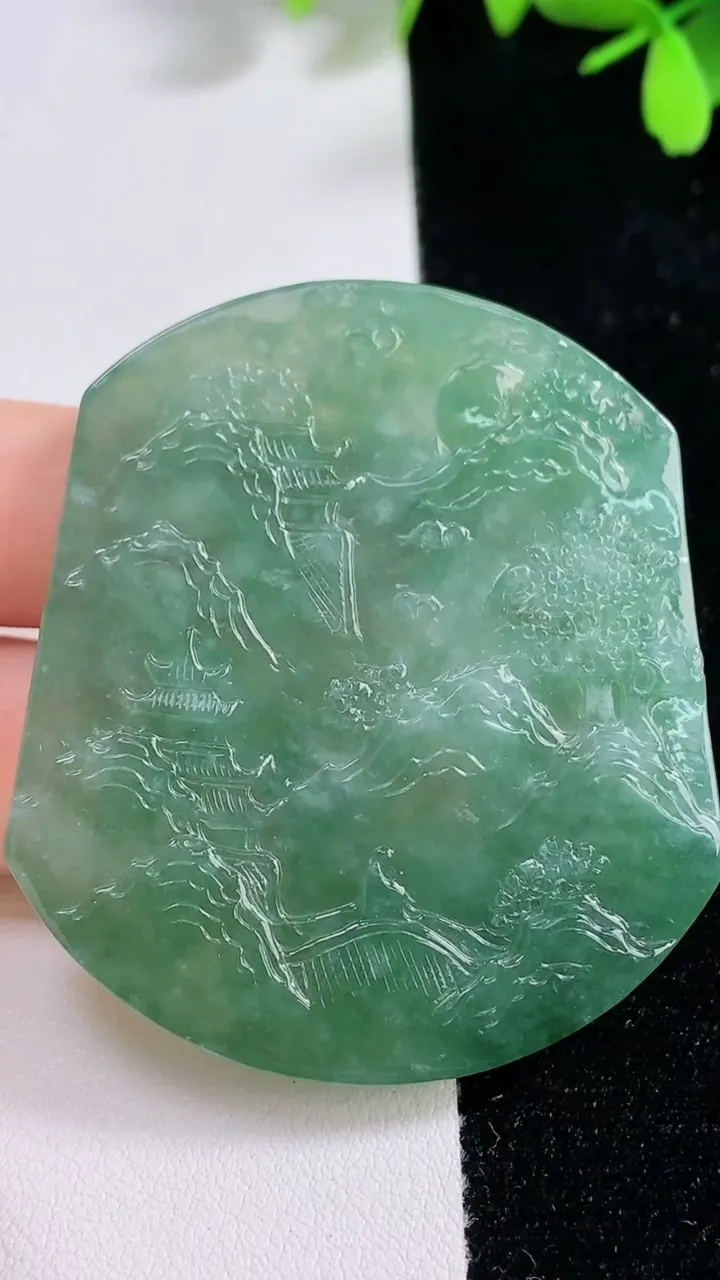 天然A货翡翠山水牌吊坠，尺寸53.8-47-4.4，重量:30.22g
9月17日