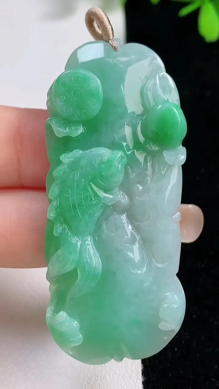 天然A货翡翠年年有余吊坠，尺寸58.2-25-4.7，重量:15.53g
9月17日