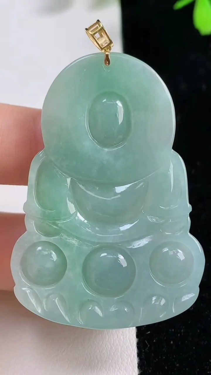 天然A货翡翠正装观音菩萨吊坠，尺寸51-36.2-5.8，重量:19.77g
9月17日