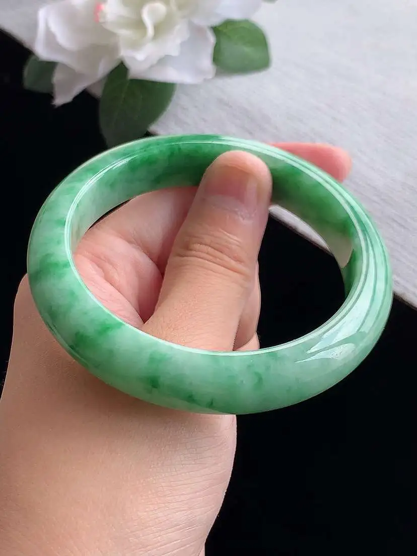 a货翡翠老坑冰润飘绿正装正圈手镯57-58圈口  尺寸57×12.4×8.5mm 重量60.32g 0916