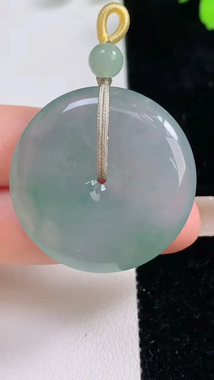 天然A货翡翠平安扣吊坠，尺寸33.2-6.4，重量:15.46g
9月17日