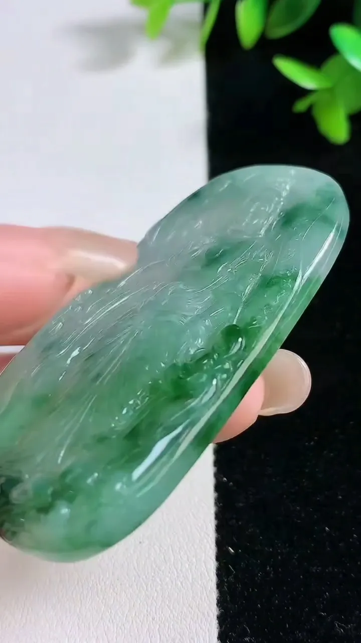 天然A货翡翠观音菩萨吊坠，尺寸63-34.5-5，重:28.00g
9月17日