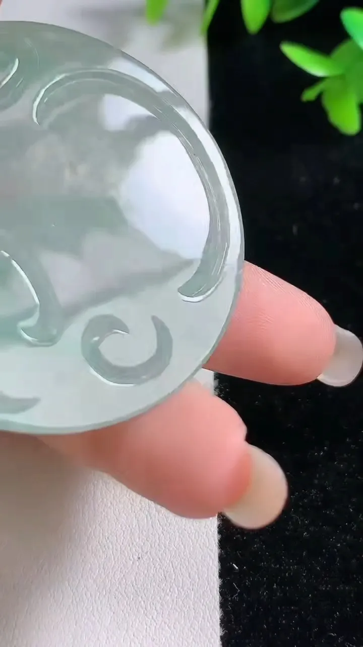 天然A货翡翠大日如来吊坠，尺寸51.6-5.6，重:30.40g
9月17日