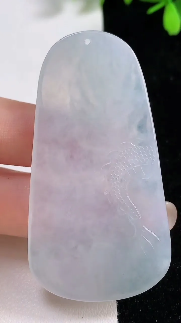 天然A货翡翠龙牌吊坠，尺寸62.7-33.3-4.8，重量:22.14g
9月17日
