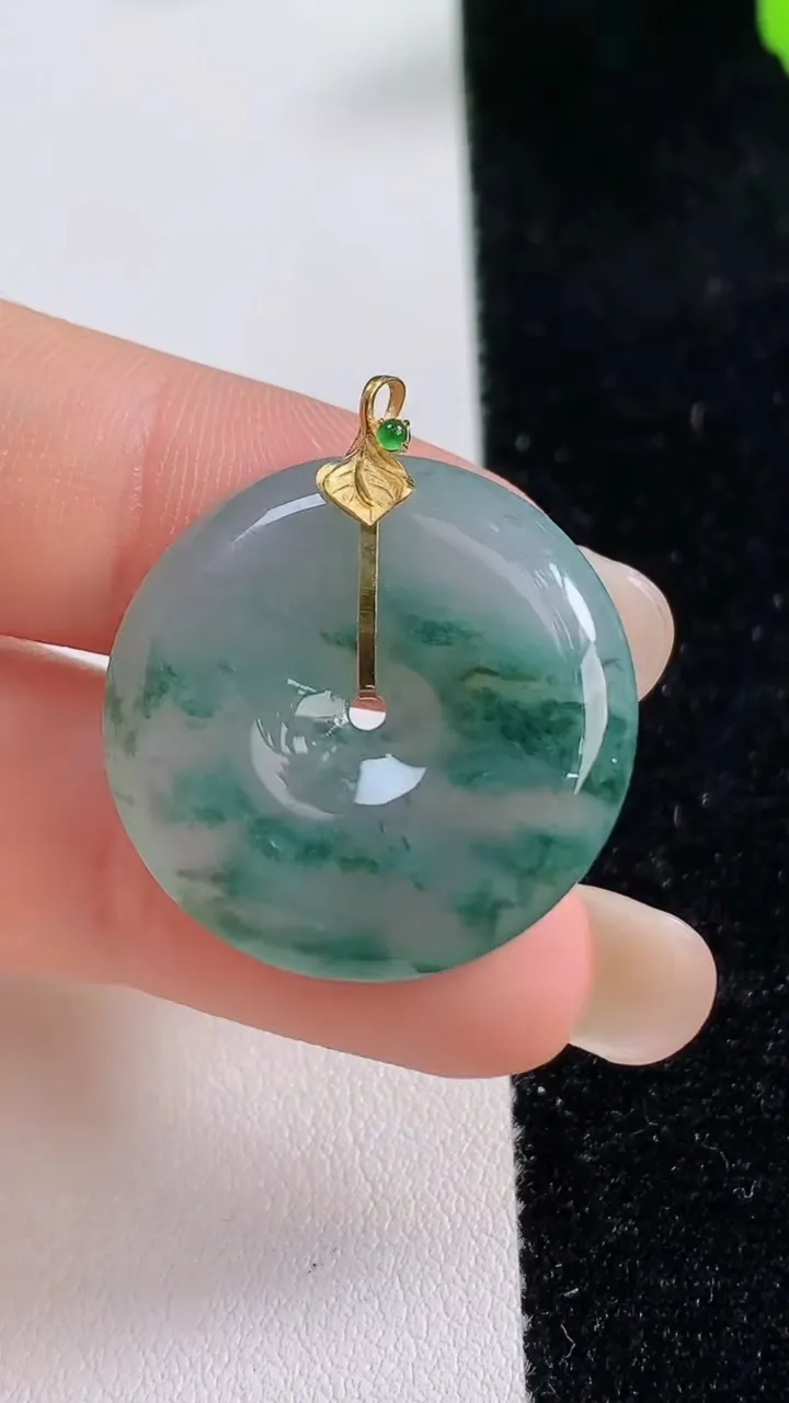 天然A货翡翠种飘花平安扣吊坠，尺寸25-4.5，重量:6.17g
9月17日
