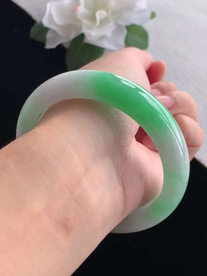 a货翡翠老坑冰种飘绿正装正圈手镯59-60大圈口  尺寸59×13.6×8.3mm 重量68.28g