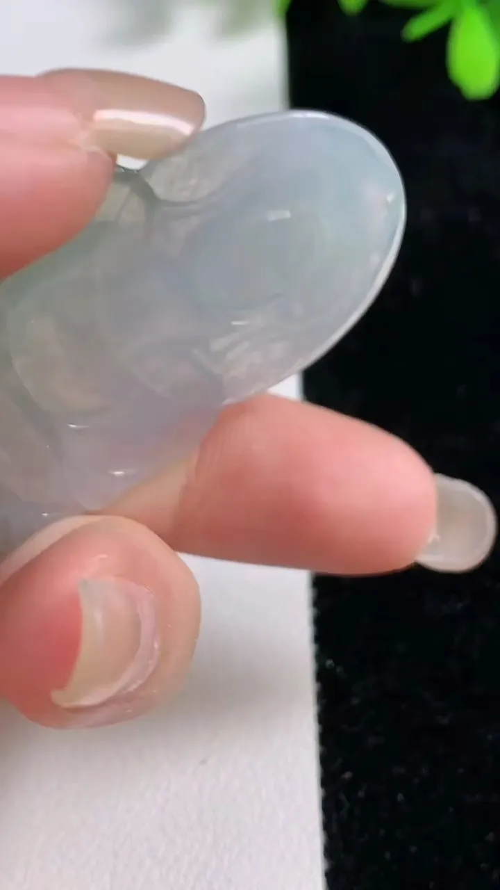 天然A货翡翠正装观音菩萨吊坠，尺寸56-35.4-4.8，重量:17.39g
9月17日