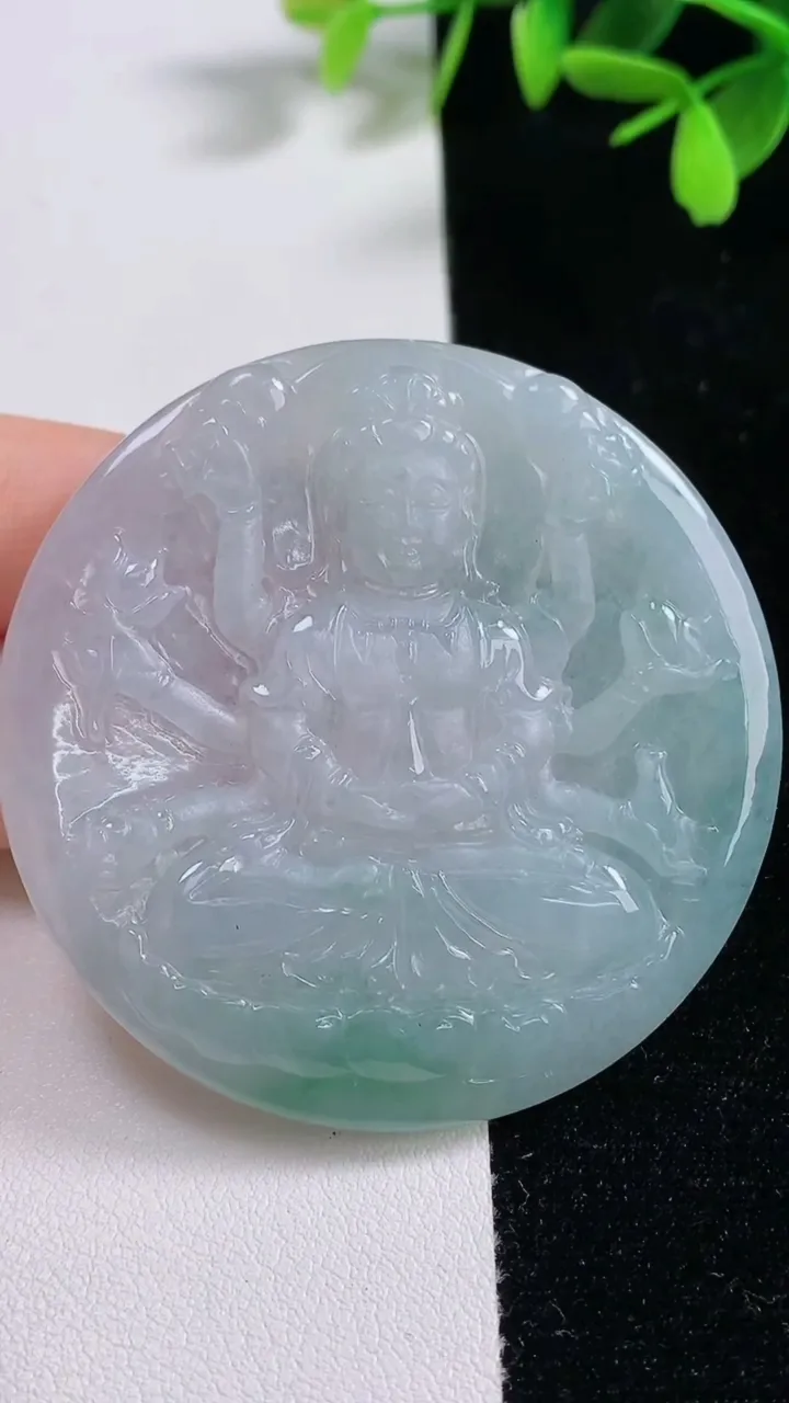天然A货翡翠千手观音菩萨吊坠，尺寸54.7-5.6，重量:34.82g
9月17日