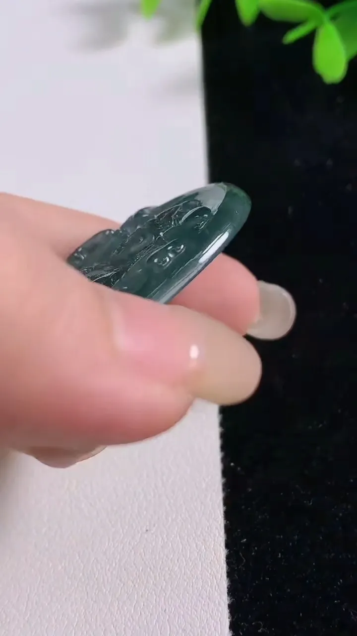 天然A货翡翠冰种蓝水千手观音菩萨吊坠，尺寸55.3-36.8-4.3，重量:16.08g
9月17日