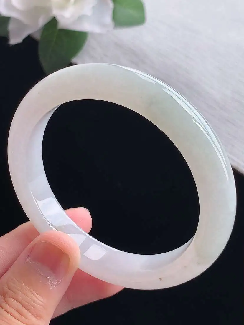 a货翡翠老坑冰种白月光正装正圈手镯54-55圈口  尺寸54×10.5×8mm 重量47.80g 0
